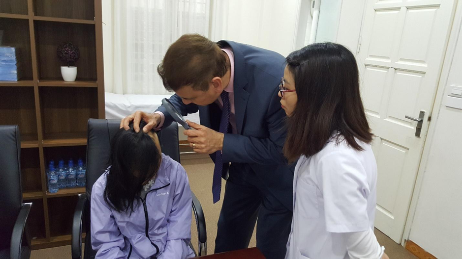 Giáo sư, Tiến sĩ Michael Tirant tư vấn miễn phí cho bệnh nhân rụng tóc từng vùng.
