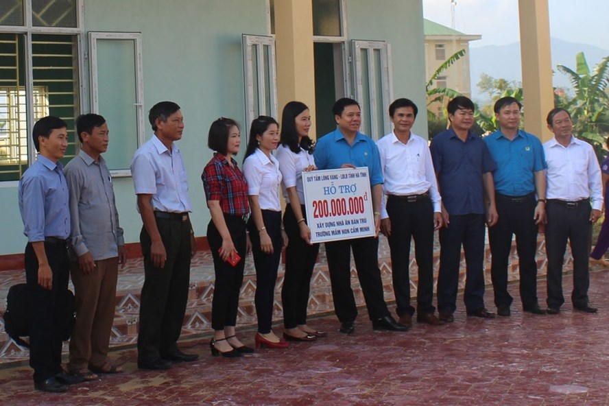 LĐLĐ tỉnh Hà Tĩnh trao 200 triệu đồng hỗ trợ xây nhà ăn bán trú Trường Mầm non xã Cẩm Minh. Ảnh: TRẦN TUẤN