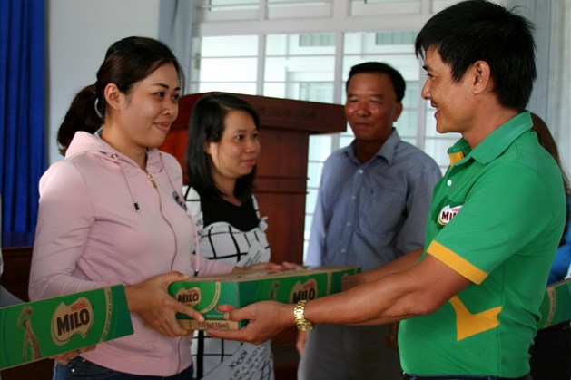 Chủ tịch CĐ các trường MN trên địa bàn Ninh Hòa tiếp nhận sữa Milo từ đại diện Công ty Nestle Việt Nam. Ảnh: P.Linh 