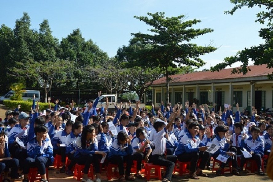 Buổi sinh hoạt ngoại khóa tuyên truyền tiết kiệm điện tại trường học trên địa bàn huyện Đắk Rlấp.