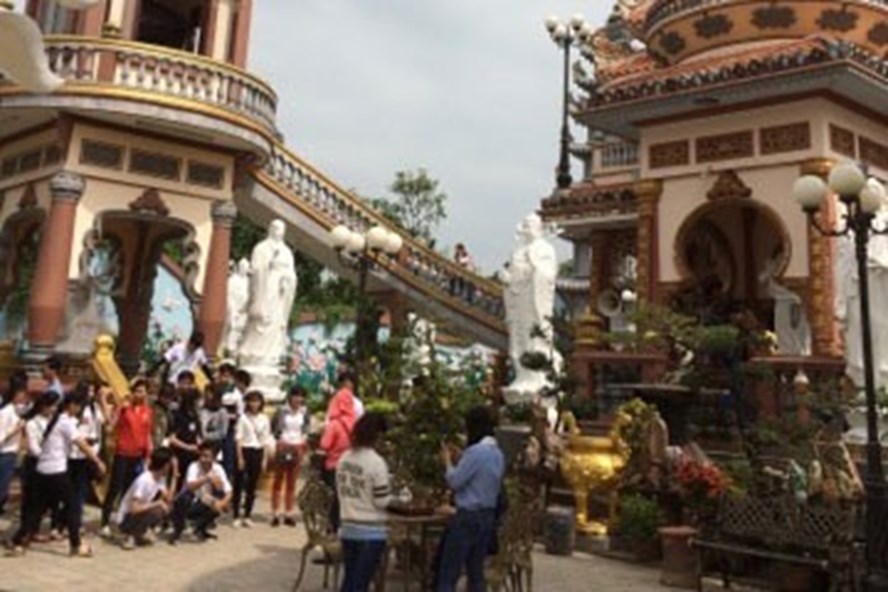 Phật tử viếng chùa Phước Thanh xã Bình Phước Xuân. Ảnh: P.V