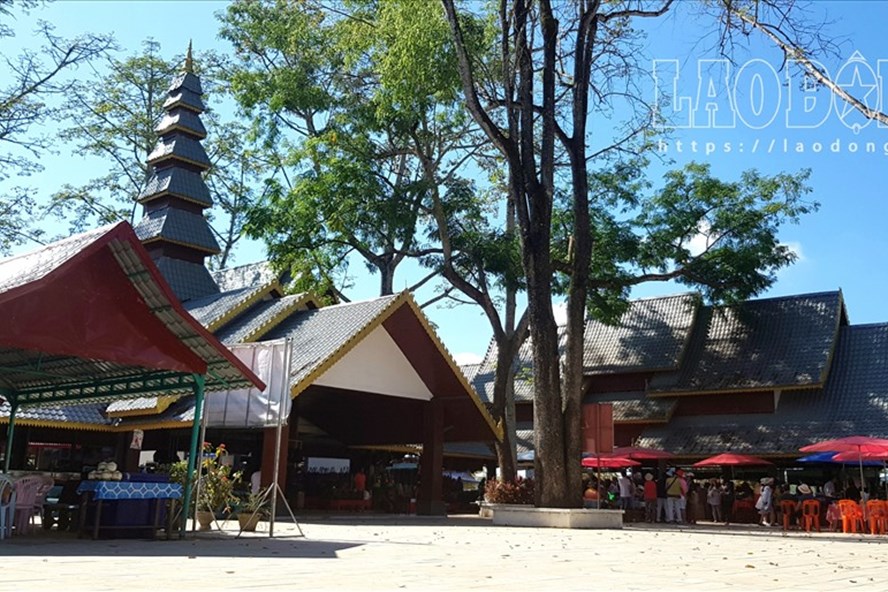 Tổng quan chợ Donesao nhìn rất đẹp theo lối kiến trúc Lào. Ảnh: Lê Phi Long