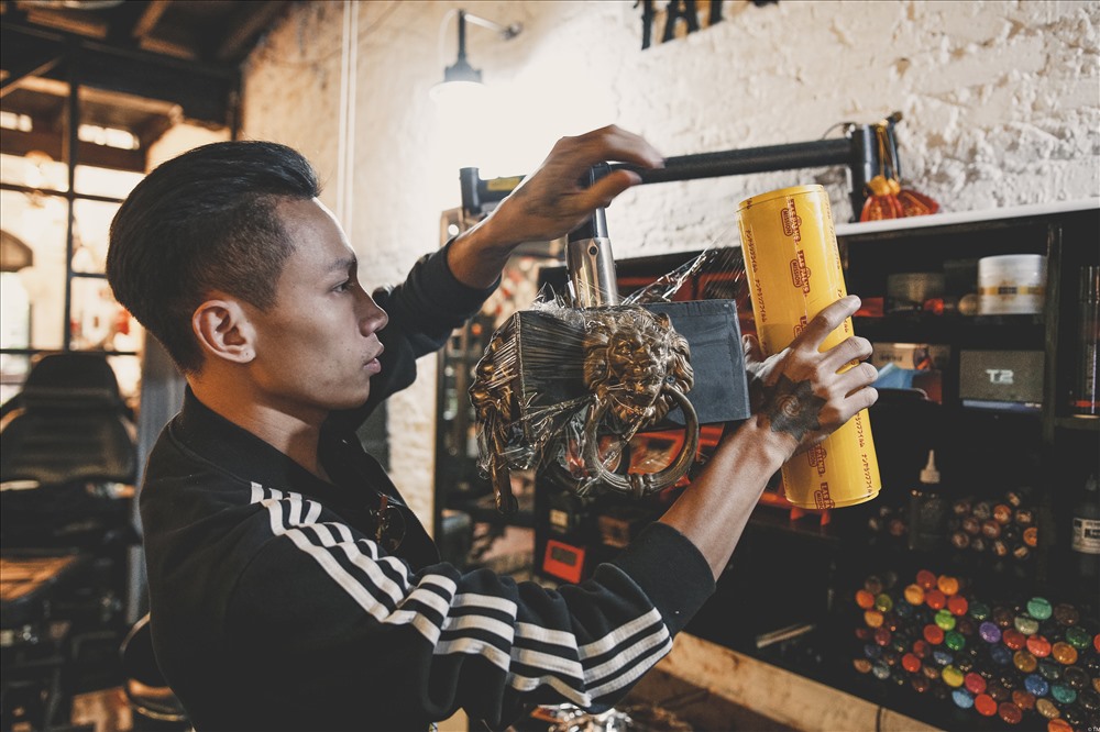 Với công việc của mình, anh Tuấn luôn đặt ra cho mình những tiêu chuẩn khắt khe. Với số lượng người tới xăm ngày càng đông hơn, yếu tố vệ sinh luôn được anh chú ý. Từ chiếc ghế, máy xăm, và cả chiếc đèn rọi,… đều được anh bọc ni-lông kỹ lưỡng trước khi bắt đầu công việc.