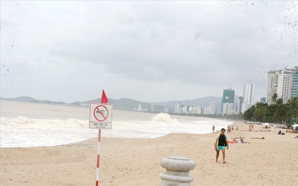 Phải tăng cường tuyên truyền, cảnh báo nguy hiểm về cơn bão số 12 để người dân Khánh Hòa không có tâm lý chủ quan. Ảnh: T.T