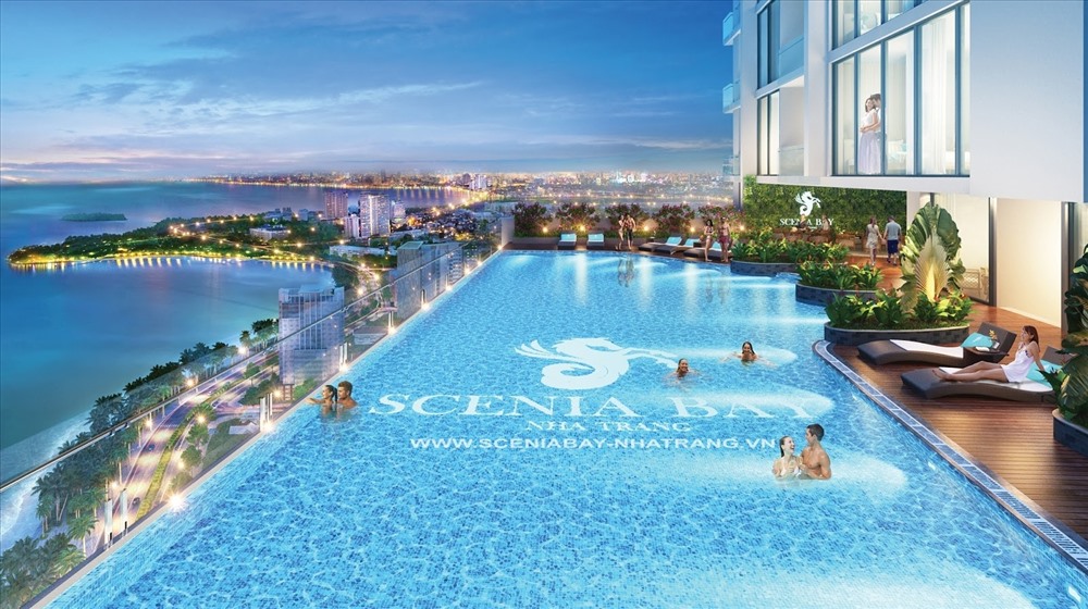 Từ hồ bơi vô cực có thể phóng tầm mắt quan sát toàn bộ vịnh Nha Trang.
