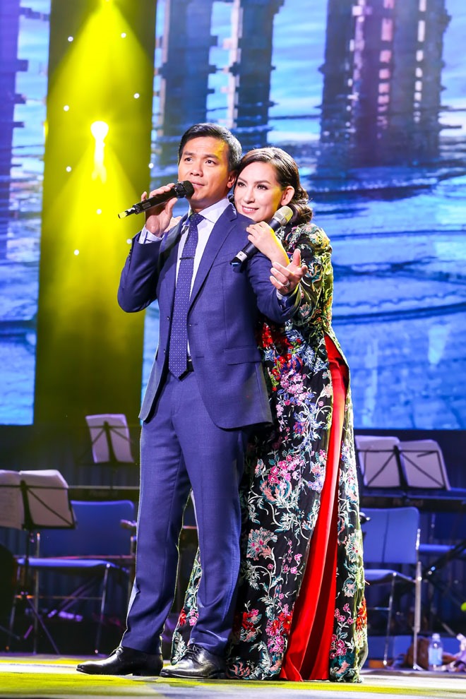 Phi Nhung - Mạnh Trường ăn ý ở trên sân khấu.
