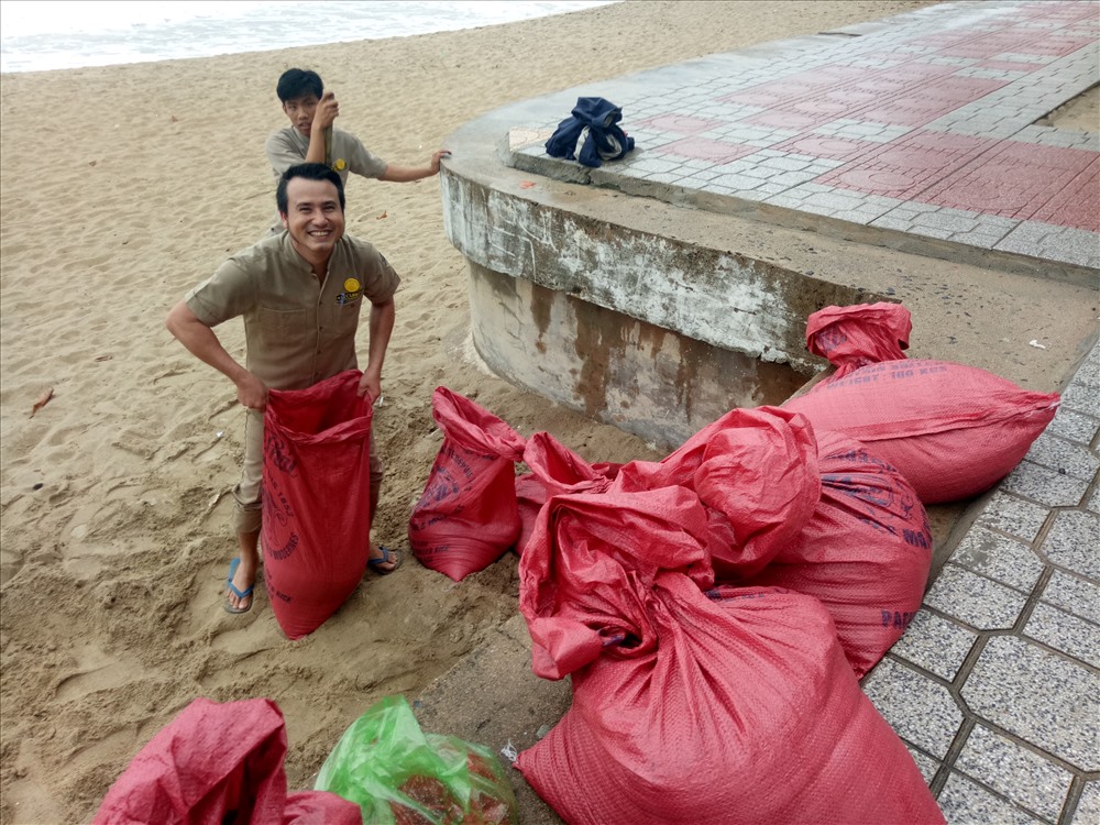Các khách sạn khu vực đường Trần Phú (TP Nha Trang) chuẩn bị bao cát chặn các điểm có nguy cơ bị gió lốc khi bão đổ bộ. Ảnh: T. Thúy
