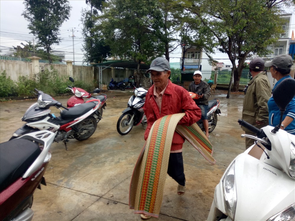 Người dân sống vùng chân núi xã Phước Đồng, Nha Trang di dời đến nơi ở an toàn từ chiều 3.11. Ảnh: T.T