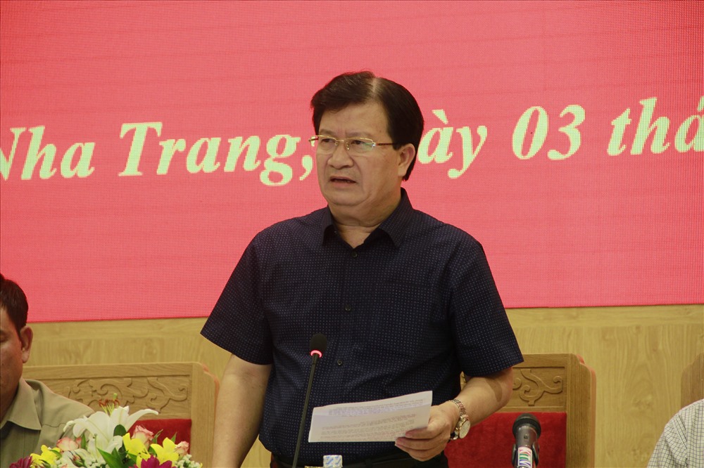 Phó thủ tướng Trịnh Đình Dũng yêu cầu các tỉnh kiên quyết không để người dân nào ở lại trên lồng bè trong đêm nay. Ảnh: M.Q