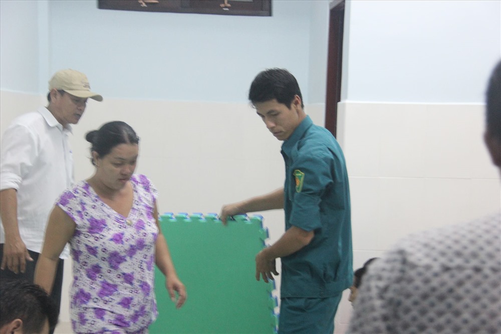 Lực lượng chức năng hỗ trợ người dân tại nơi trú ẩn. Ảnh: L.T