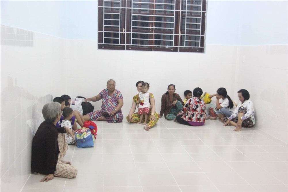 Người dân dân được di tản đến nơi an toàn tránh bão. Ảnh: L.T