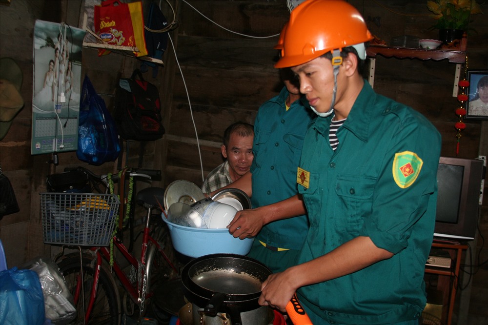 Lực lượng dân quân P Vĩnh Nguyên hỗ trợ bà con di dời khỏi vùng nguy cơ cập biển trước 10 giờ đêm 3.11. Ảnh: T.T
