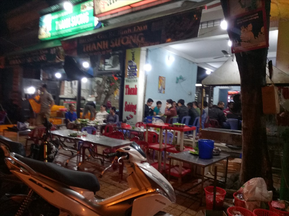 Một số quán ăn phục vụ bà con tránh bão chờ đợi thông tin về cơn bão số 12. Ảnh: T.T
