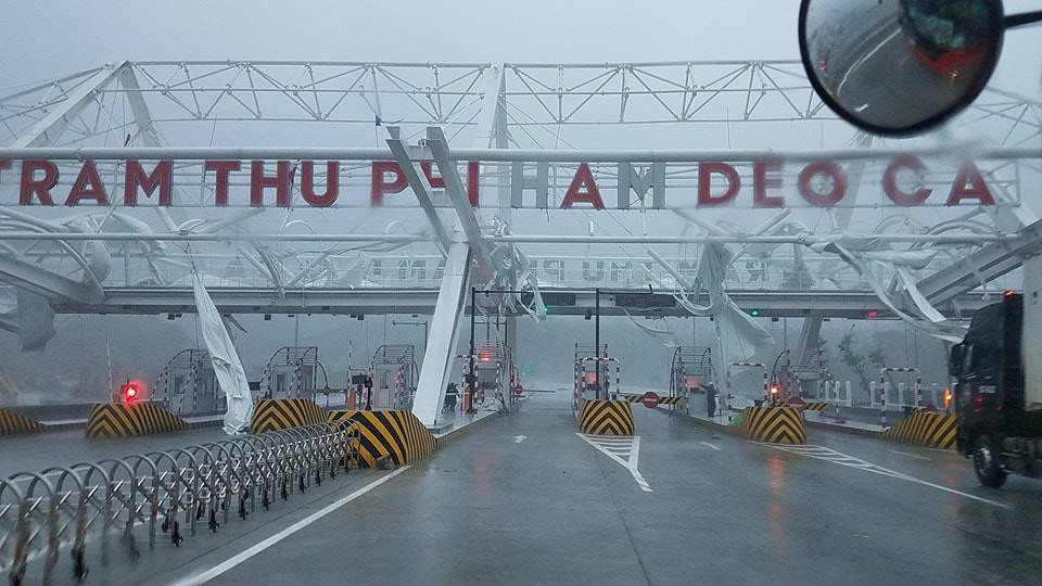Trạm thu phí Đèo Cả tan hoang do mưa bão. Ảnh: H.L