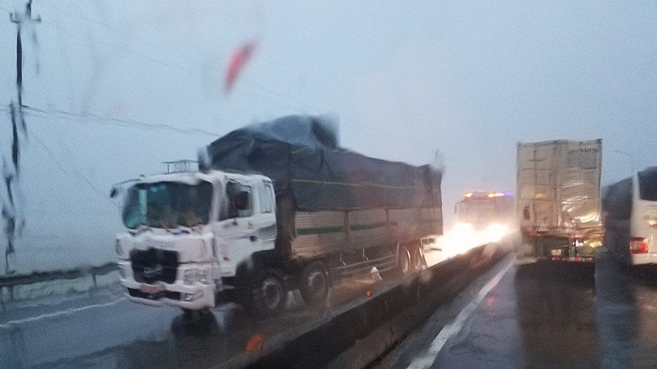 Hàng trăm xe ô tô, xe tải chôn chân trên Quốc lộ 1A đoạn qua huyện Đông Hòa (Phú Yên). Ảnh: H.L