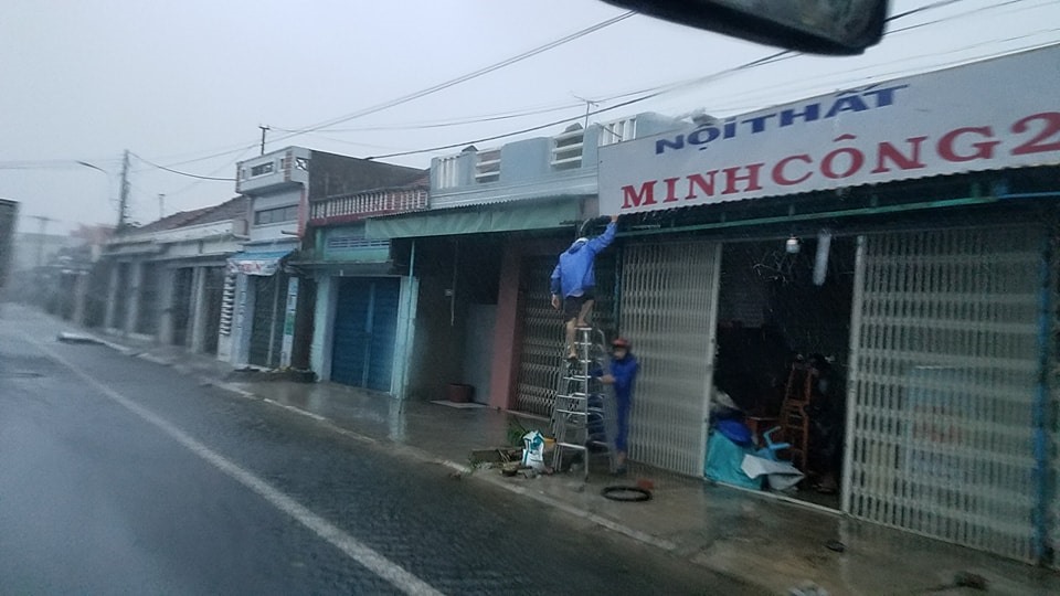 Nhiều người dân liều mình ra chèn chống nhà cửa giữa tâm bão. Ảnh: H.L