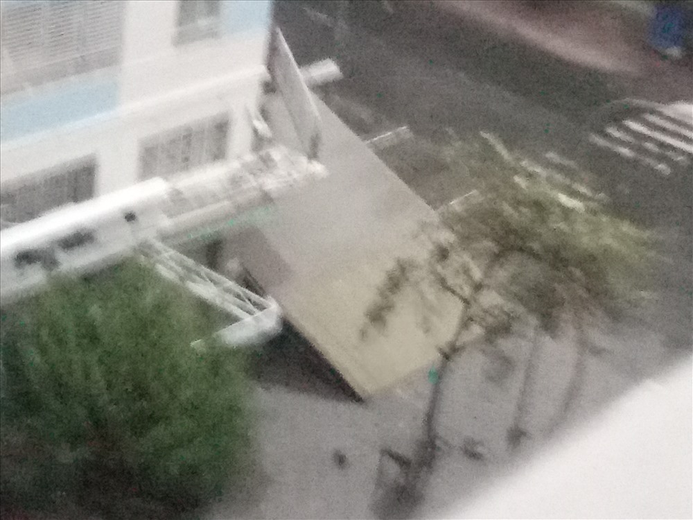 Bảng hiệu, mái hiện bị giật bay đầy đường.