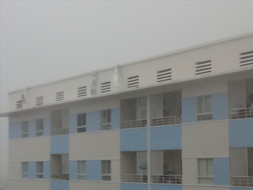 Mái tôn khu Chung cư CT5 Vinh Điềm Trung bị gio giật bay gần hết, tường bao đổ.