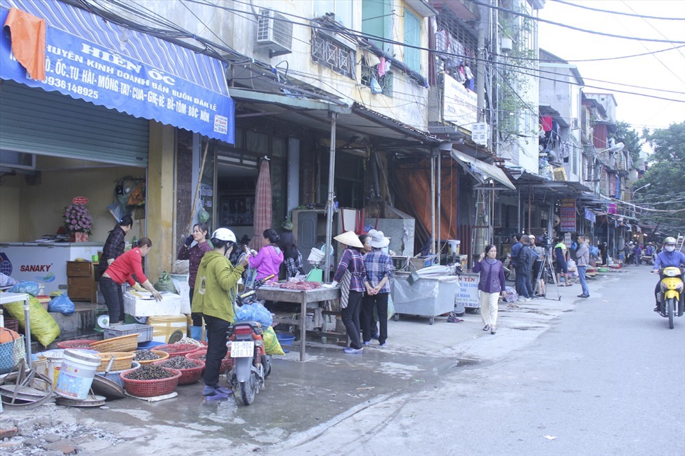 Vào ban ngày, khu vực chợ lại được nhộn nhịp trở lại với các hoạt động trao đổi, mua bán.