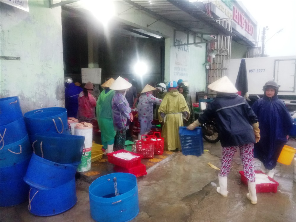 Hoạt động mua bán vẫn diễn ra tương đối tấp nập ở cảng cá Đông Hải (TP Phan Rang – Tháp Chàm, Ninh Thuận). Ảnhg: LK