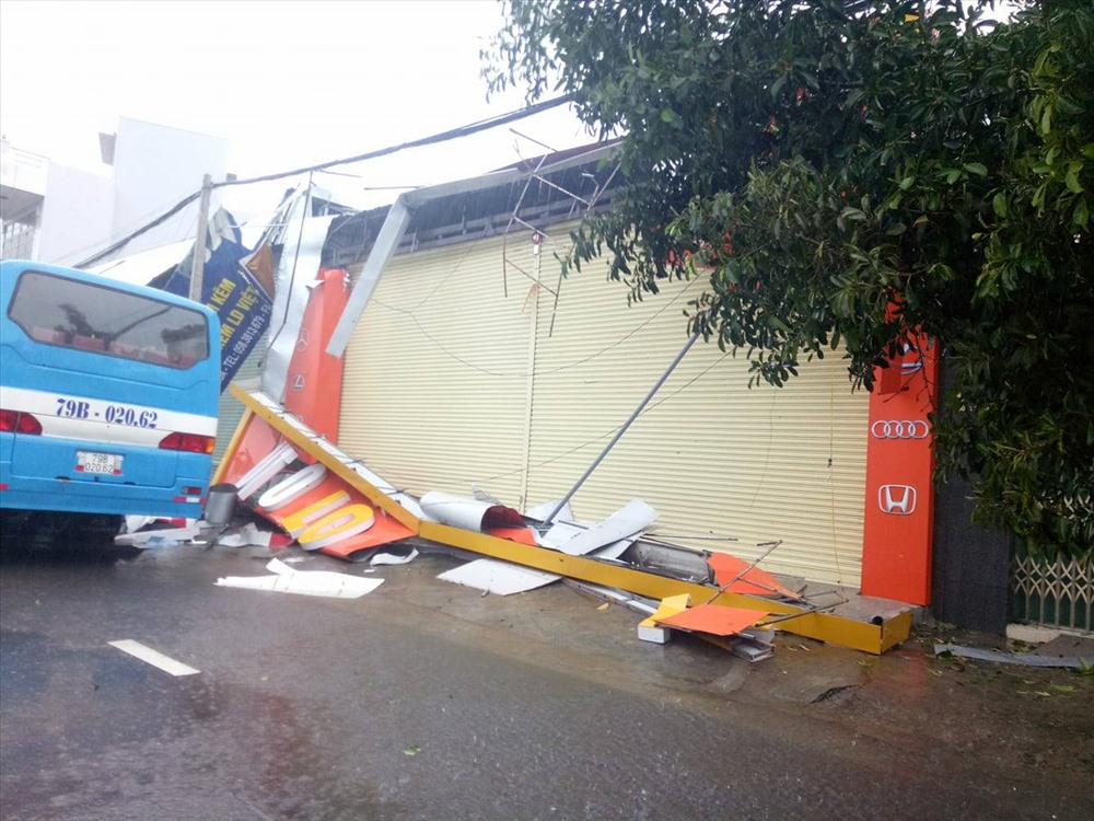 Gió đã dịu, mưa rất to, . Nha Trang bắt đầu ngập nặng. Thời điểm yên ắng này khả năng là lúc tâm bão đi qua