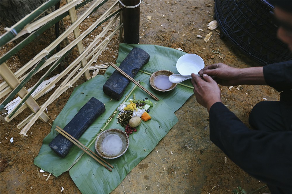 Thức ăn cúng lễ được thầy cúng đặt vào mảnh lá chuối ngay bên cạnh cột đu để cầu cho mùa màng bội thu, cầu cho mọi người đến chơi đều bình an, khoẻ mạnh, sinh sôi phát triển.