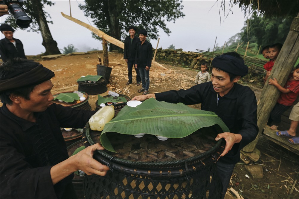 Tại khu rừng công viên, mọi người cùng tập trung đi lấy dây rừng về làm dây đu, chặt gỗ về làm cột đu. Buổi tối cùng ngày những gia đình trong thôn được phép tham gia nghi lễ cúng thần rừng đều chuẩn bị một mâm cúng mang ra rừng công viên để cúng thần.
