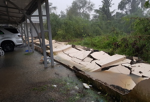 Tại Khánh Hòa, mưa lớn khiến nhiều công trình đổ sập. Trong ảnh, một bức tường do gió mạnh đã đổ sập hoàn toàn. (Ảnh: Xuân Ngọc)
