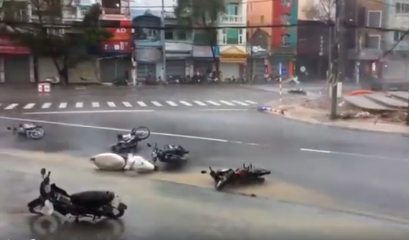 Xe máy bị quật ngã tứ tung trên đường.