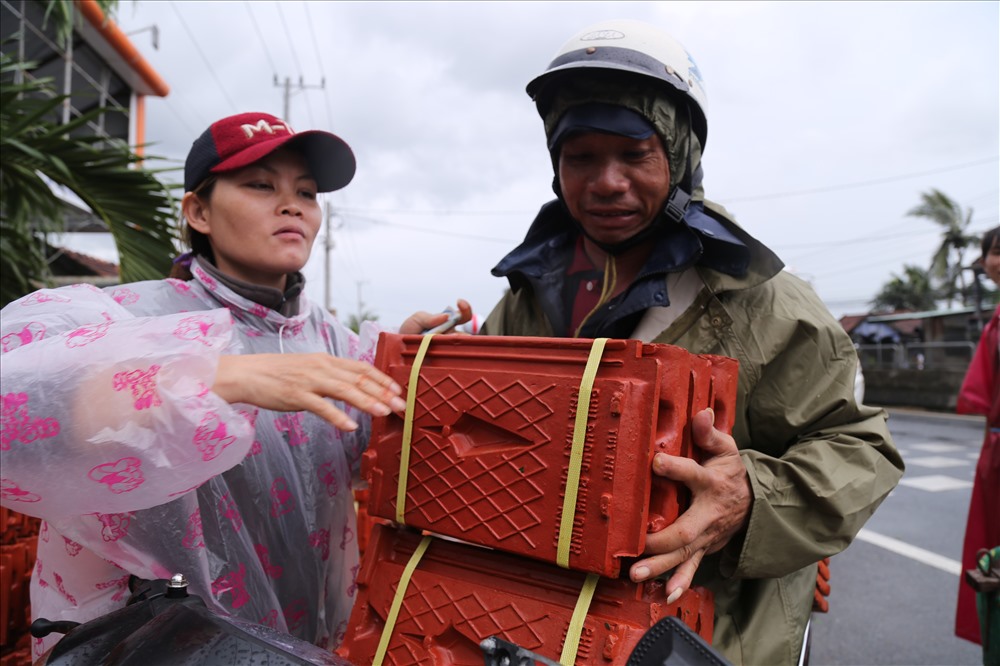 Bà Nguyễn Thị Điệp, người địa phương - mô tả, ngôi nhà kiên cố nhà bà bị gió cuốn phăng toàn bộ mái ngói. Để đảm bảo an toàn cho mọi người trong nhà, bà Điệp phải đến từ rất sớm để xếp hàng mua gạch, ngói. Ảnh: P.V