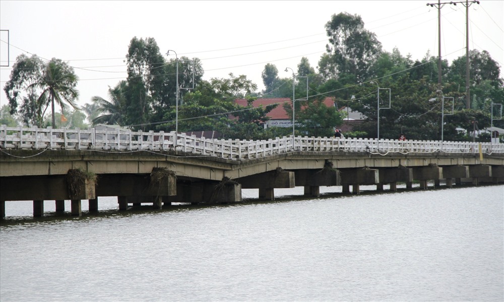UBND xã Duy Vinh đã cấm tất cả người và phương tiện qua lại cầu Hà Tân sụt lún trước đó. Ảnh: LP
