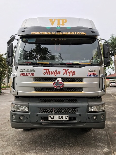 Chiếc xa tải chở 2.500 bao thuốc lá không rõ nguồn gốc.