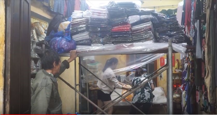 Người dân Hội An trắng đêm dọn hàng hóa tránh lũ. Ảnh: LP