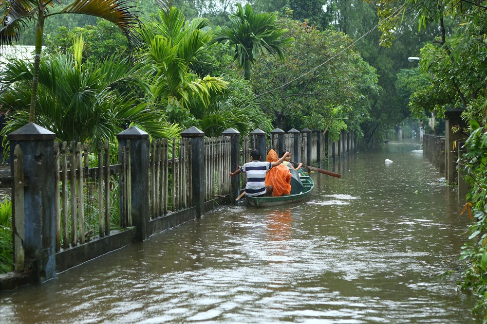 Nhiều hộ dân đã phải sơ tán, dọn lũ từ sáng sớm nay