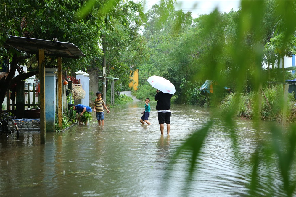 Mưa đã ngớt, nhưng lũ vẫn tiếp tục dâng cao.
