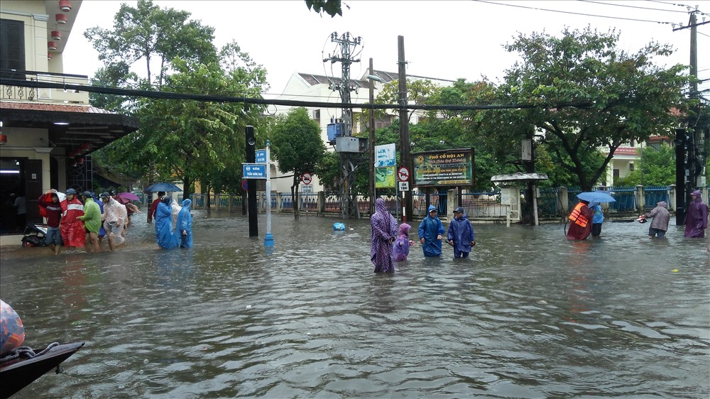 Một ngã tư ngập nước. Ảnh: H.V.M