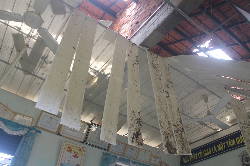 Phòng học trường tiểu học Diên Bình tả tơi sau bão. Ảnh: Nhiệt Băng