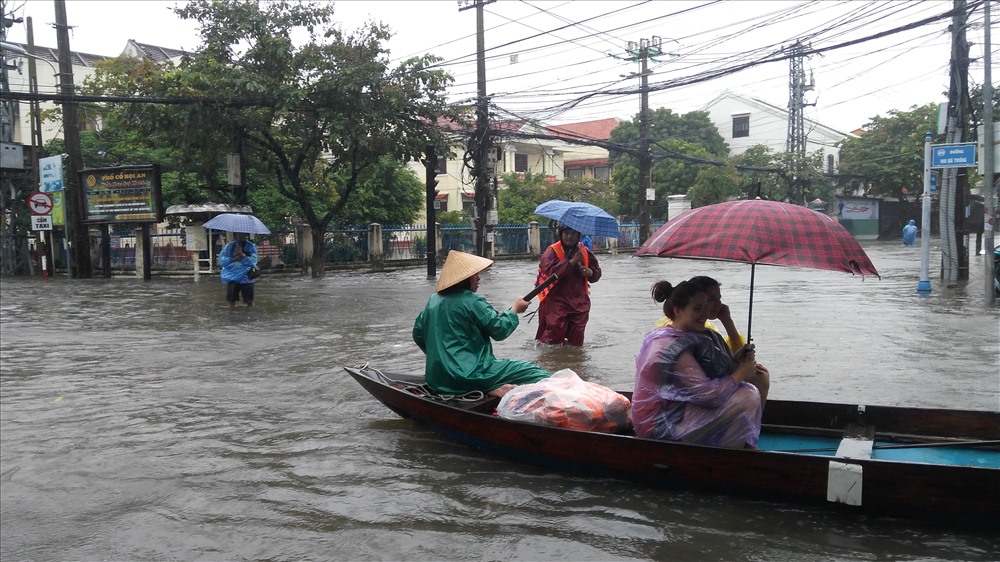 Nhiều du khách chọn đi chơi bằng ghe. Ảnh: H.V.M
