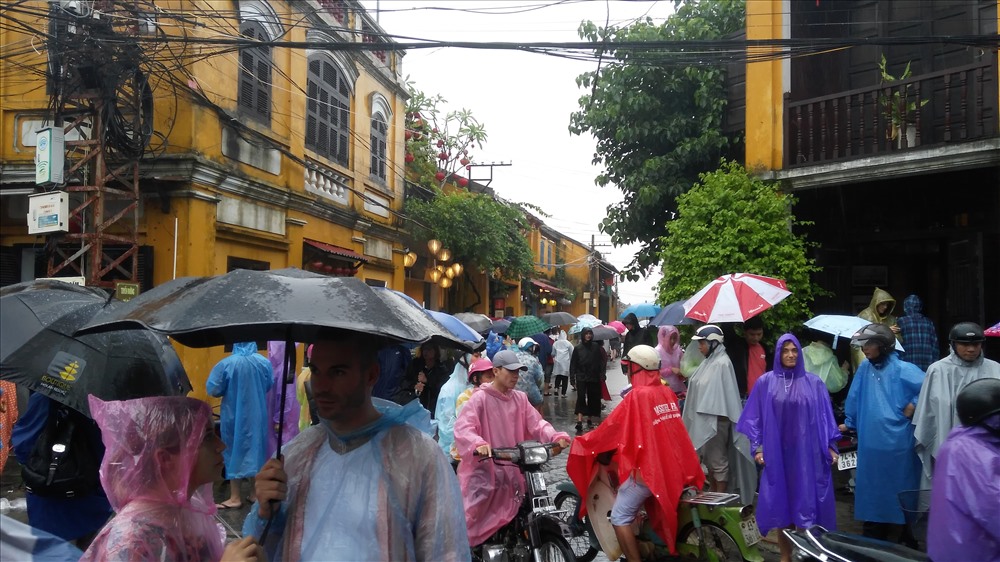 Phố cổ Hội An tràn ngập du khách đi “chơi lũ“. Ảnh: H.V.M