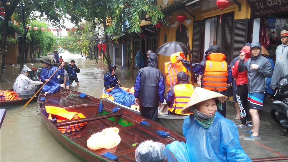 Và đây là cơ hội kiếm thêm thu nhập của người dân. Ảnh: H.V.M