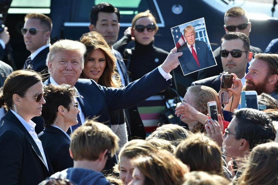 Tổng thống Donald Trump và Đệ nhất phu nhân Melania Trump được chào đón nhiệt liệt khi đến căn cứ Yokota. Ảnh: Bloomberg