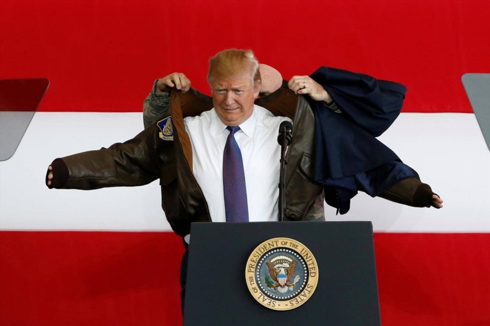 Khoác chiếc áo quân phục, ông Donald Trump phát biểu khẳng định quyết tâm của Mỹ. Ảnh: Reuters