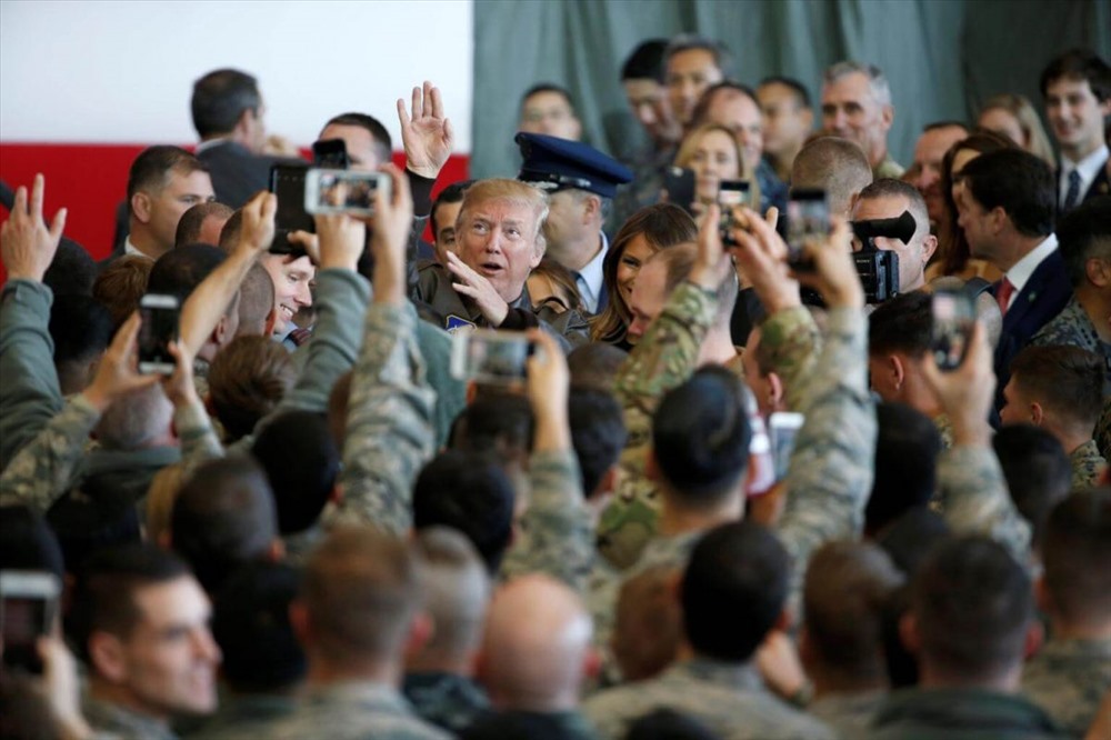 Tổng thống Mỹ và phu nhân trong vòng vây của quân nhân Mỹ và Lực lượng Phòng vệ Nhật Bản. Ảnh: Reuters