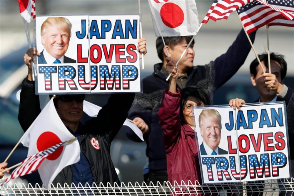 Người ủng hộ cầm biểu ngữ với dòng chữ: “Nhật Bản yêu mến Trump” ở Kawagoe. Ảnh: Reuters