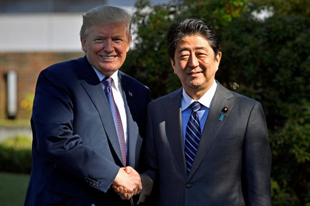 Tổng thống Donald Trump bắt tay Thủ tướng Nhật Bản Shinzo Abe tại Câu lạc bộ Kasumigaseki ở Kawagoe ngày 5.11. Ảnh: Reuters
