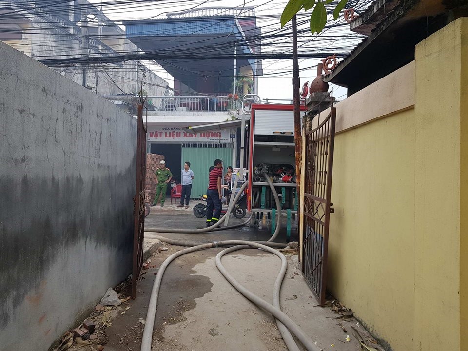 Khu vực cháy nằm sâu trong con ngõ.