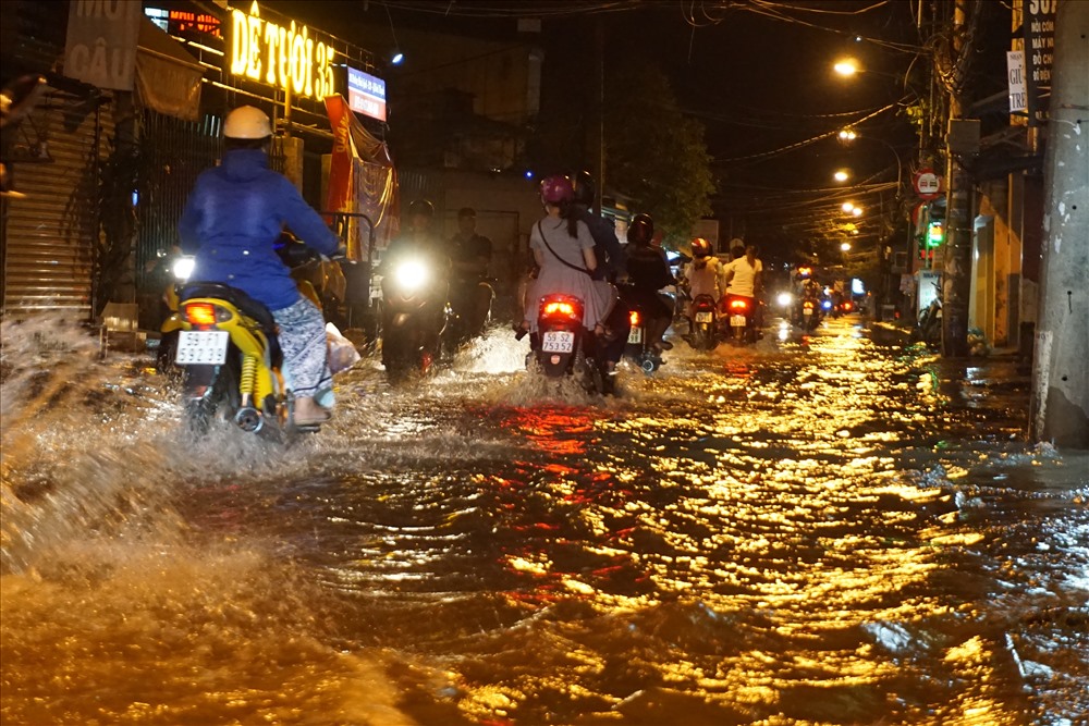Đường Bình Quới (bán đảo Thanh Đa, Q.Bình Thạnh) bị ngập nặng.
