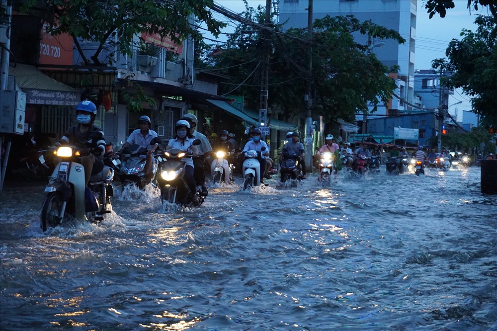 Nước ngập mênh mông trên đường Trần Xuân Soạn.