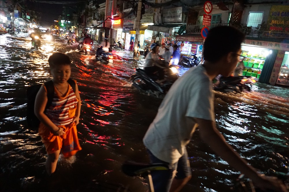 Đường Huỳnh Tấn Phát (Q.7) bị ngập nặng.