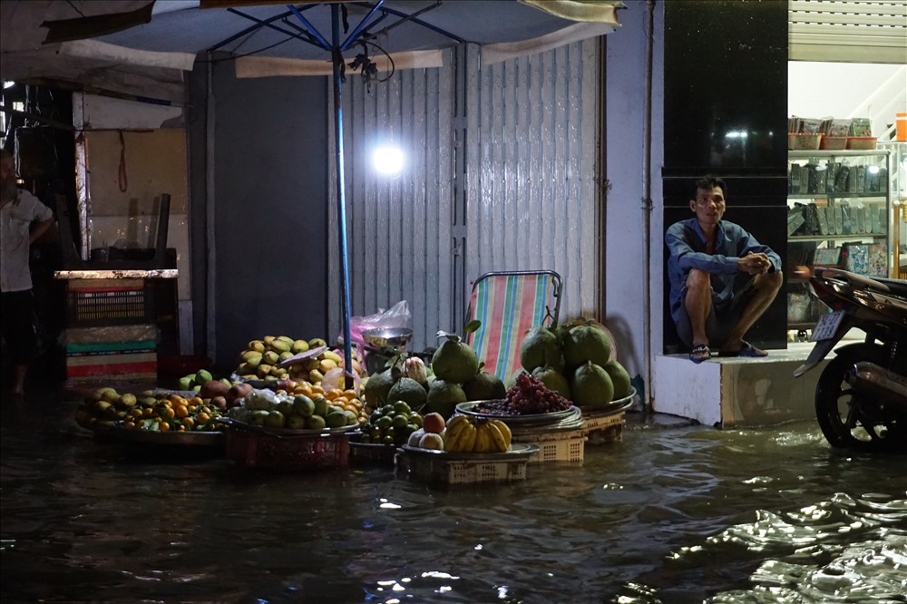 Nước ngập khiến việc buôn bán của người dân gặp nhiều khó khăn.